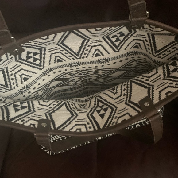 Thirty-One Reversible Tote in Rio Weave! Near New! - Picture 7 of 8